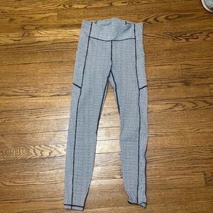 Black and white lululemon leggings